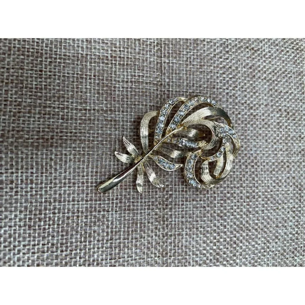 Vintage Bundle of 4 Broaches Pins Goldtone Stamped
